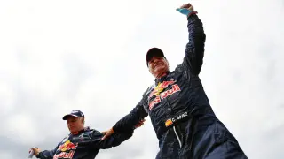 Carlos Sainz celebra la victoria en el Dakar.