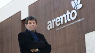 El nuevo presidente de Arento, Enrique Arcéiz, ante la sede del grupo cooperativo en Mercazaragoza.
