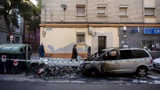 Un depósito y un coche quedaron calcinados en la calle de Martínez Vargas hace un mes.