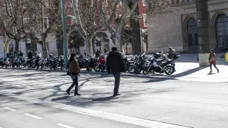 Cruzar un semáforo en rojo en Zaragoza se sanciona con multas de 18 euros.