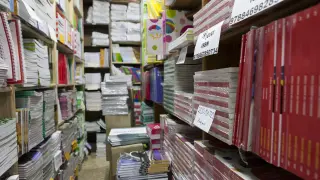Libros de texto almacenados en una librería de Zaragoza al comienzo de este curso