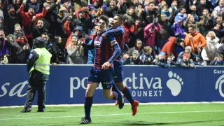 Melero y Cucho se abrazan en la celebración de un gol.