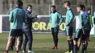 Rubi da instrucciones a los jugadores de la SD Huesca.