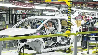 Imagen de la cadena de montaje de Opel España en Figueruelas.