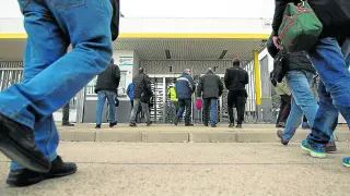 Trabajadores llegan a la planta de Opel en Figueruelas, en el cambio del turno al mediodía de ayer.
