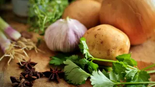 Las patatas, la cebolla o el ajo no se deben guardar en la nevera.