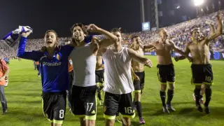 Los futbolistas del Real Zaragoza, en la celebración de la salvación en el campo del Levante tras ganar 1-2 el partido investigado.
