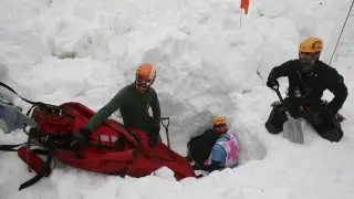 Bomberos, trabajadores de estaciones de esquí o guías de montaña se forman en nivología y aludes