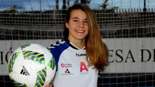 Nora Sánchez, jugadora del Zaragoza Fútbol Femenino y la selección española, y estudiante de 2º de Bachillerato.