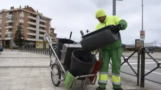 Uno de los trabajadores del servicio de limpieza viaria de Huesca que gestiona Grhusa.