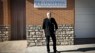 Ramiro Andrés Hernández, frente a su peluquería en Alba.