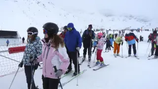 Esquiadores dispuestos a deslizarse por las pistas de la estación de Candanchú ayer por la mañana.