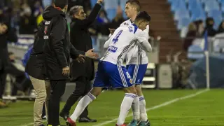 Momento en el que Jesús Valentín sustituye a Pombo en la recta final del partido Real Zaragoza-Córdoba de este pasado viernes, ya en el tiempo de aumento.