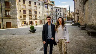Aran Lozano y Clara Campo, en la plaza de Boltaña