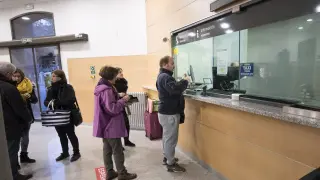 Varios viajeros esperan para comprar sus billetes en la estación de tren de Teruel