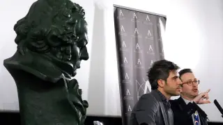 El busto de Goya mira a Ernesto Sevilla y Joaquín Reyes, presentadores de los Goya el sábado.