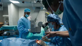 Un equipo de oftalmólogos intervienen a un paciente de cataratas. Rabuni, marzo de 2016.