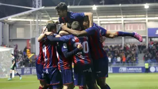 Los futbolistas del Huesca, con Juan Aguilera saltando encima, celebran el gol que le marcaron este pasado domingo a Osasuna (1-0).