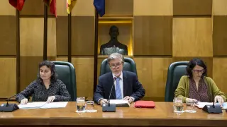 La vicealcaldesa, Luisa Broto, el alcalde, Pedro Santisteve, y Elena Giner, este martes en el pleno.