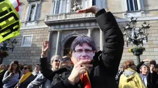 Muchos de los asistentes visten prendas de color amarillo y llevan caretas del presidente destituido Carles Puigdemont.