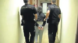 La madre de los niños, en los pasillos de la Jefatura Superior de Policía, cuando fue detenida en abril de 2015.