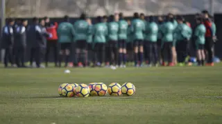 La plantilla de la SD Huesca antes de comenzar un entrenamiento.