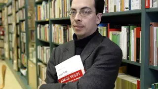 El autor mexicano Jorge Volpi posa con su novela 'El fin de la locura' durante una presentación en Bilbao.