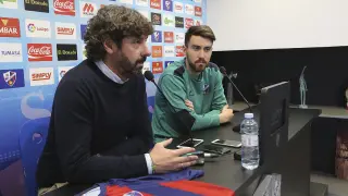 Emilio Vega, director deportivo de la SD Huesca, junto a Moi Gómez, en la presentación del jugador.