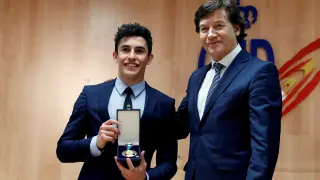 El seis veces campeón mundial recibe la medalla de oro al Mérito Deportivo que le ha entregado José Ramón Lete.
