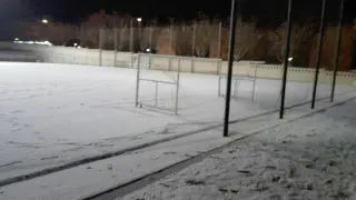 Un campo de fútbol cubierto de nieve en Teruel.