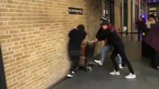 Un fan de Harry Potter intenta cruzar el andén 9 ¾