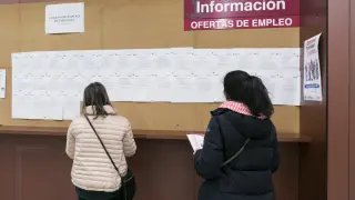 Una mujeres consultan las ofertas de empleo en una oficina del Inaem en Zaragoza.