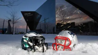 Los cascos de los Eagles y los Patriots en el exterior del U.S. Bank Stadium de Minneapolis, donde se disputa la Super Bowl.