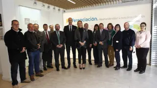 El director general de HMY Yudigar, Benito Pardo, con la consejera de Economía del Gobierno de Aragón, Martán Gastón, y los equipos de ambos