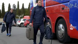 Rubi se sube al autobús del Huesca para viajar a Sevilla.