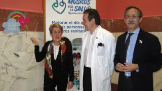 Arriba, la paciente Begoña Odriozola, el doctor Luis López (jefe de Hematología del hospital) y Ramón Pérz-Lucena, secretario de la Fundación Social-District- Músicos por la Salud