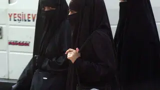 Entre 1996 y 2001, bajo el gobierno talibán, se les prohibió a las mujeres trabajar, se les obligó a llevar un burka de cuerpo entero que les cubría la cara y no tenían permitido salir sin un pariente masculino.
