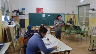 Curso para preparar los exámenes de la nacionalidad española, en el colegio Luis Vives de Zaragoza.