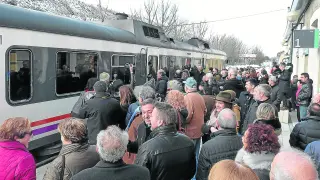 Representantes políticos y vecinos conmemoraron ayer los 125 años de la llegada del tren a Sabiñánigo.