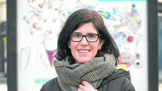 Julia Herrero, delante del cartel del 11-F.