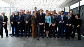 El jefe del Gobierno y líder del PP, Mariano Rajoy (c), posa para la foto de familia antes de la reunión que ha mantenido hoy con presidentes regionales en la sede de la calle Génova, para analizar la situación política del país.