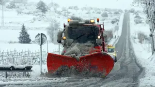 La nieve, el hielo y el granizo han causado problemas en varias carreteras catalanas.