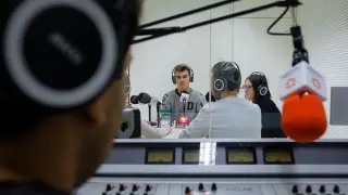 Un grupo de alumnos en un estudio de radio de la Universidad San Jorge.