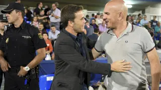 Luis César Sampedro, a la derecha, saluda a Rubi antes del partido de Copa disputado en El Alcoraz en septiembre.