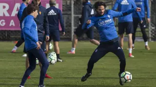 Julián Delmás y Oliver Buff, durante el entrenamiento de ayer en la Ciudad Deportiva.