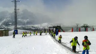 La campaña de esquí escolar favorece la práctica de este deporte en las pistas de Aramón.