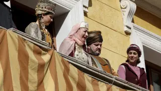 La actriz aragonesa, en el balcón del Ayuntamiento de Teruel, entre los actores y la alcaldesa