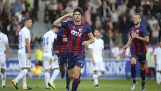 Gonzalo Melero celebrando un gol con el Huesca.