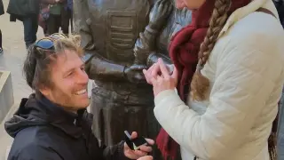 Imagen de la petición de matrimonio junto a la estatua de Diego e Isabel.