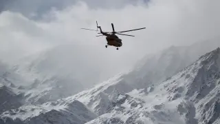 Un helicóptero sobre la zona del siniestro